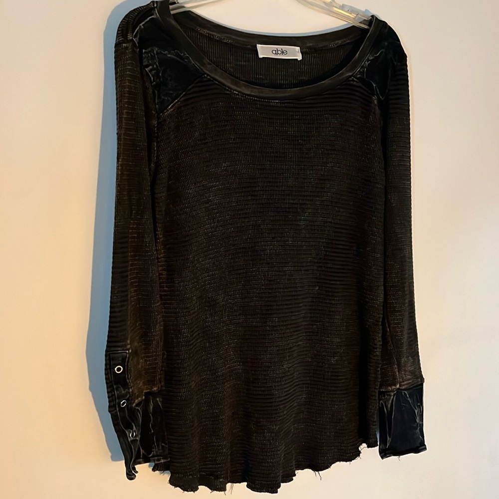 Ribbed long black top with button wrist detail